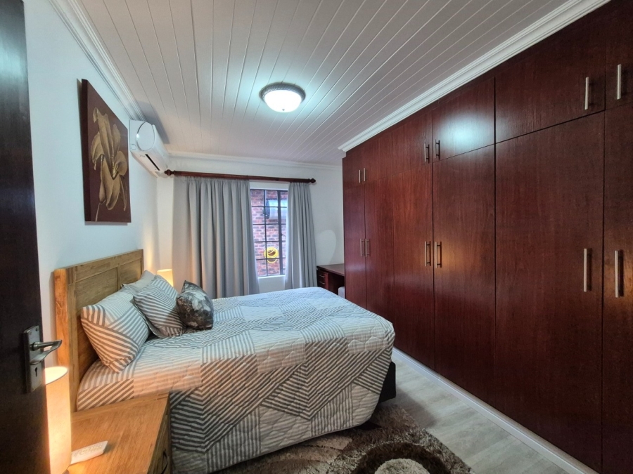 5 Bedroom Property for Sale in Langenhovenpark Free State